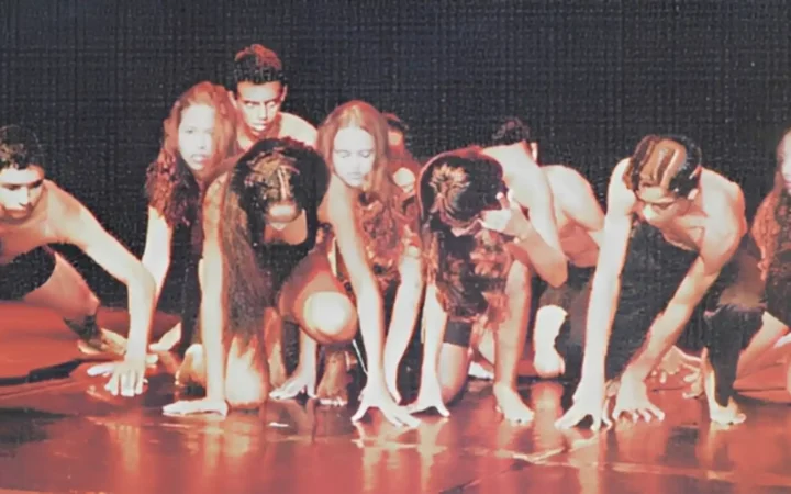 Jovens da Companhia Ballet Arte em apresentação de dança representando Altamira