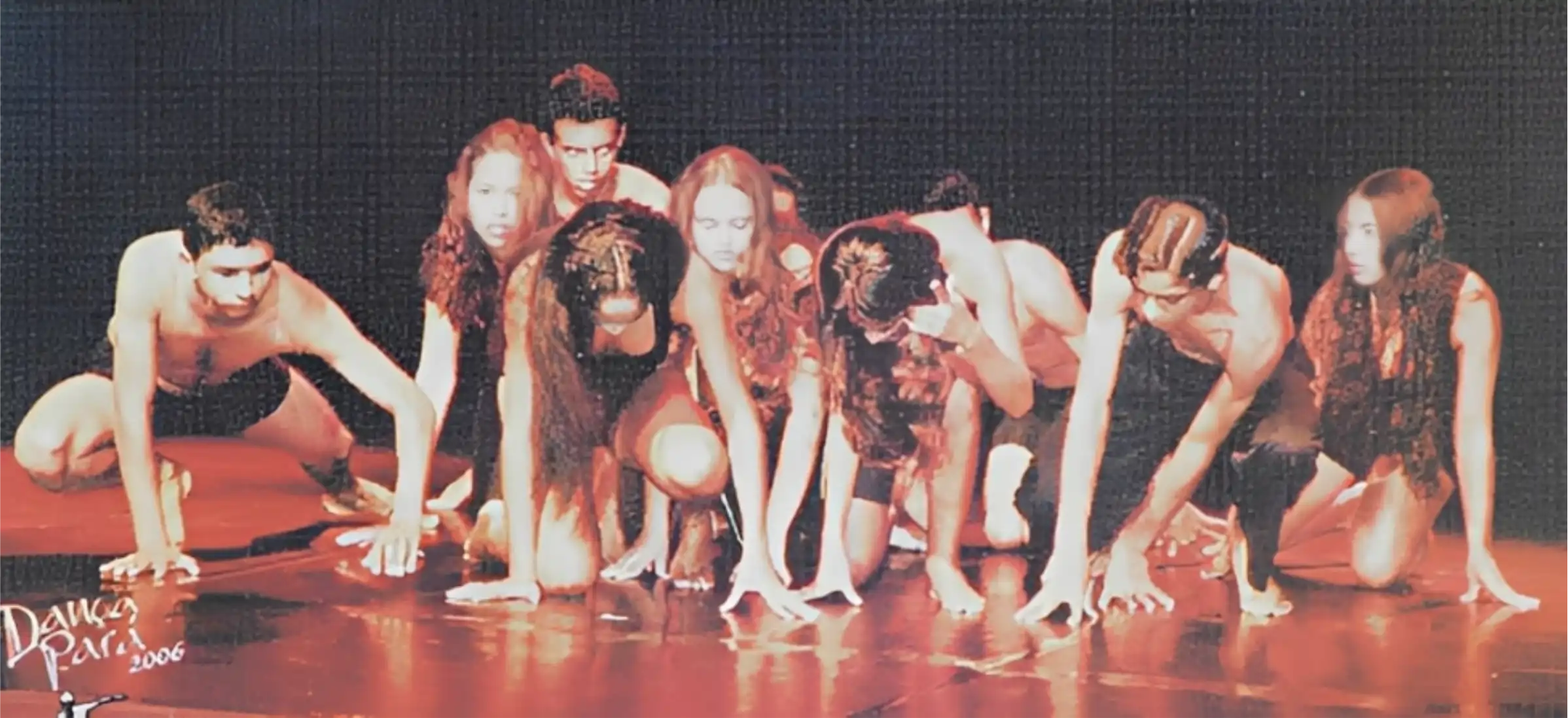 Jovens da Companhia Ballet Arte em apresentação de dança representando Altamira