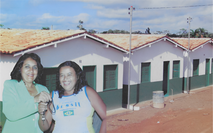 Odileida Sampaio entregando as chaves de casa popular a uma moradora de Altamira