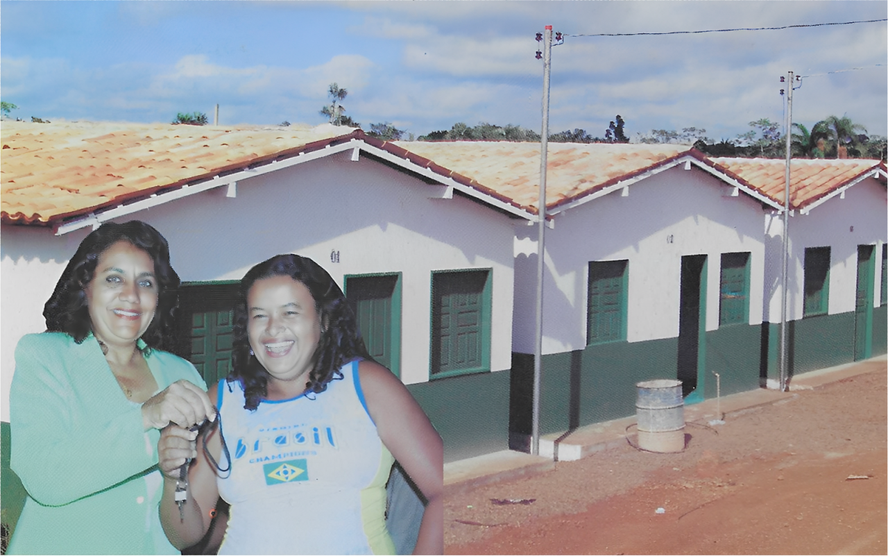 Odileida Sampaio entregando as chaves de casa popular a uma moradora de Altamira