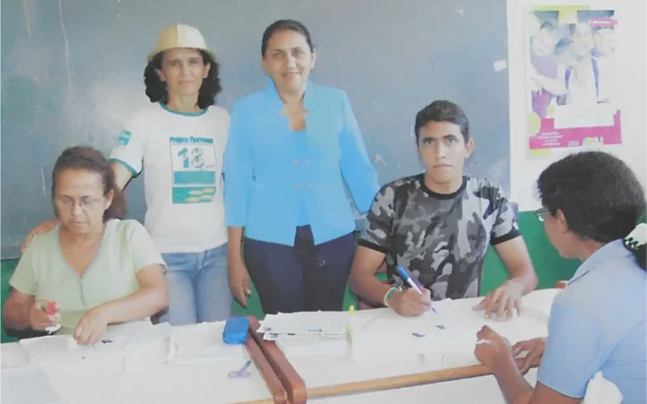 Odileida Sampaio acompanhando atendimento de serviços itinerantes à população de Altamira