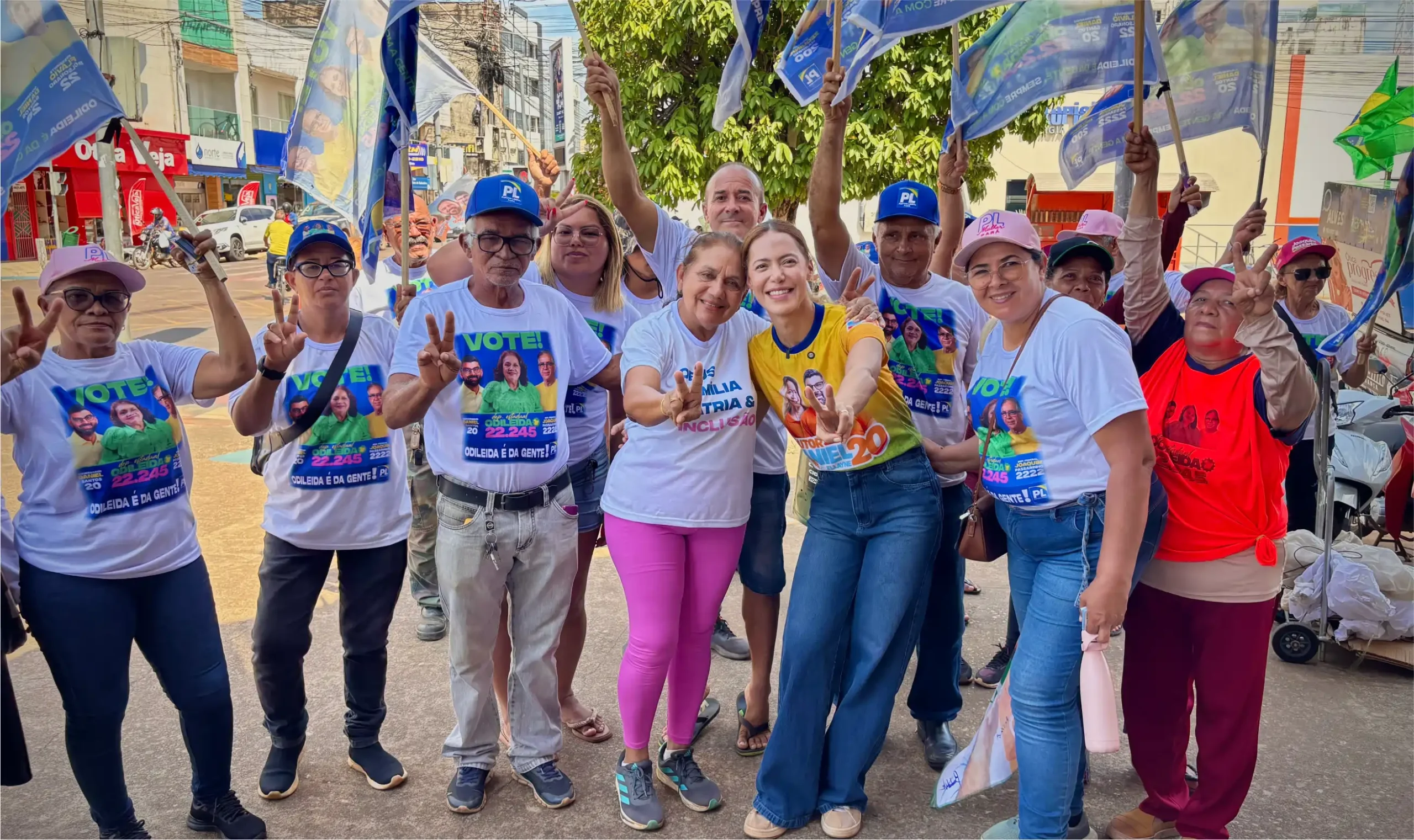 Odileida Sampaio e Ellayne D’Almeida durante a Caminhada da Direita em Altamira